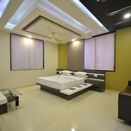 Hotel Radhe Krishna 索拉普 外观 照片