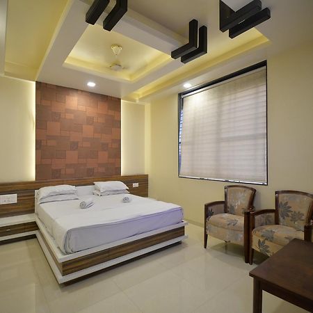 Hotel Radhe Krishna 索拉普 外观 照片