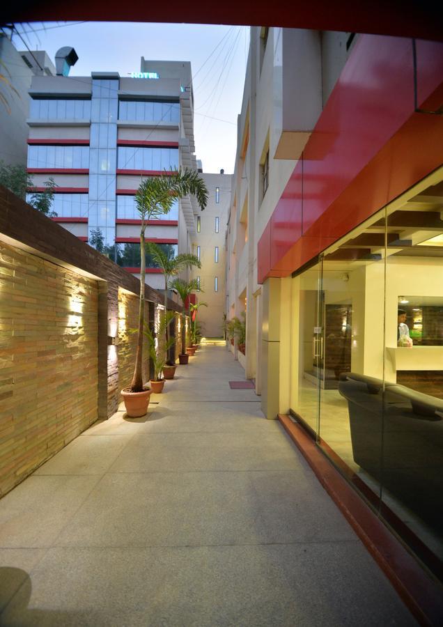 Hotel Radhe Krishna 索拉普 外观 照片