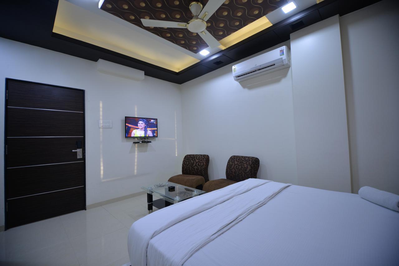 Hotel Radhe Krishna 索拉普 外观 照片