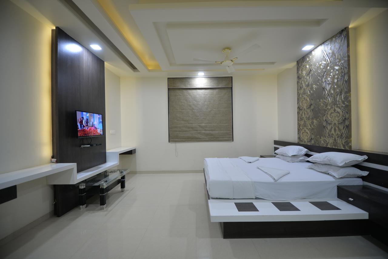 Hotel Radhe Krishna 索拉普 外观 照片