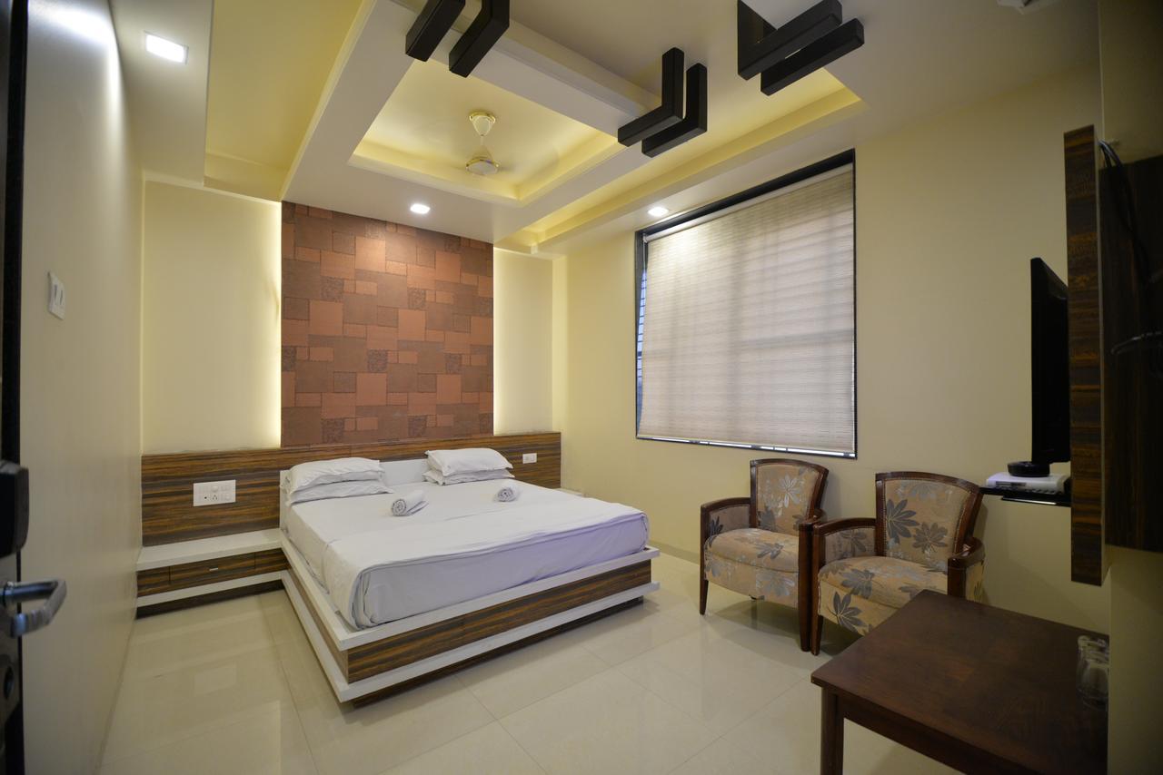 Hotel Radhe Krishna 索拉普 外观 照片